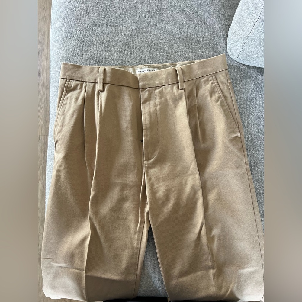 Banana Republic Men Beige Straight Fit Pants, Size 33